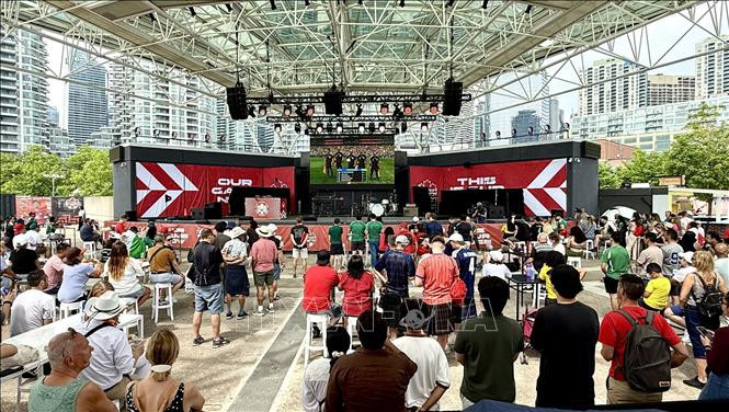 Cổ động viên Mexico và Nam Phi cổ vũ cho đội nhà tại Canada Soccer House. Ảnh: Thanh Hải/PV TTXVN tại Canada