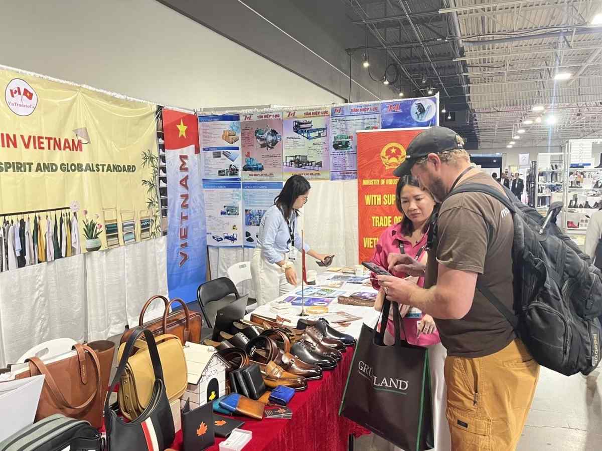 Ngành da giày Việt Nam tìm kiếm cơ hội tại Canada và Bắc Mỹ